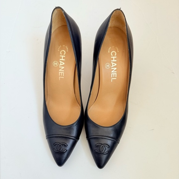 CHANEL Dark Navy Midnight Blue Vintage Leather CC cap-toe pumps EU 39.5 - Picture 2 of 10